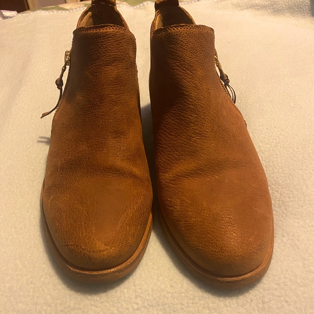 UGG
